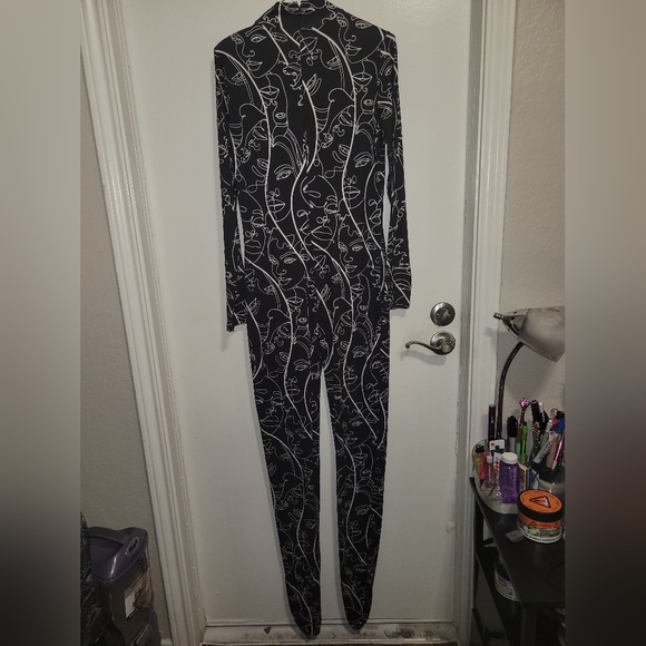 🟥XL Black & White Footie Jumpsuit - Picture 4 of 5